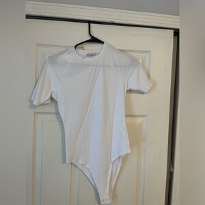 White bodysuit from Zara! Size:small never worn!